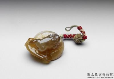 图片[2]-Agate pendant in the form of a lotus leaf and frog, Qing dynasty (1644-1911)-China Archive